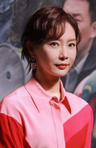 气质女星陈数纤瘦玉脚穿亮银色尖头高跟