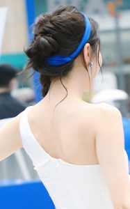 迪丽热巴一袭优雅白裙凉高跟鞋内玉足很完美