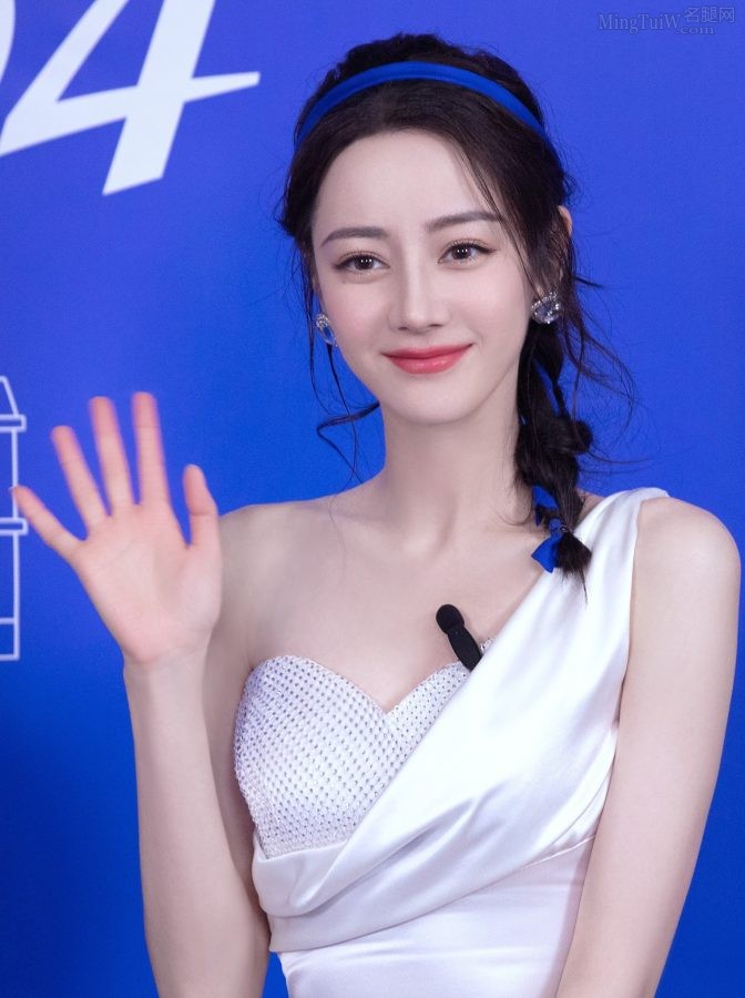 迪丽热巴一袭优雅白裙凉高跟鞋内玉足很完美(16/21)