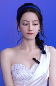 迪丽热巴一袭优雅白裙凉高跟鞋内玉足很完美