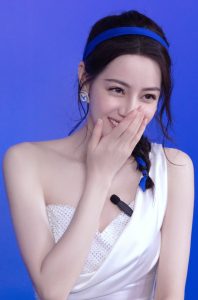 迪丽热巴一袭优雅白裙凉高跟鞋内玉足很完美