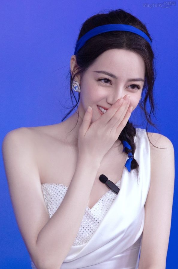 Dilraba Dilmurat is wearing an elegant white dress and high heels, her feet are perfect(18/21)