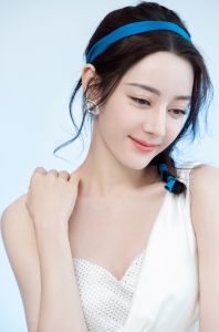 迪丽热巴一袭优雅白裙凉高跟鞋内玉足很完美