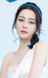 迪丽热巴一袭优雅白裙凉高跟鞋内玉足很完美