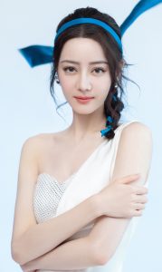 迪丽热巴一袭优雅白裙凉高跟鞋内玉足很完美