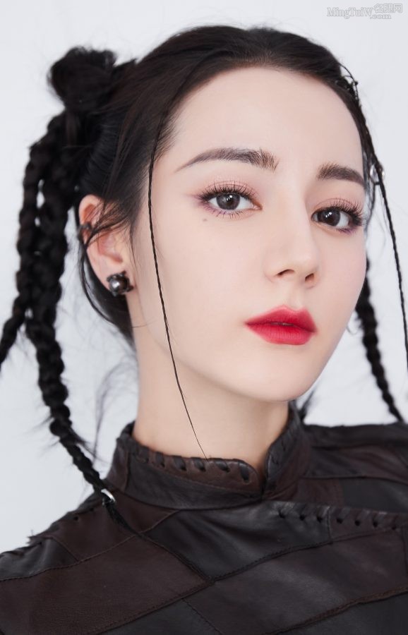 迪丽热巴编发小辫子造型美腿穿长皮靴很顶了(6/11)
