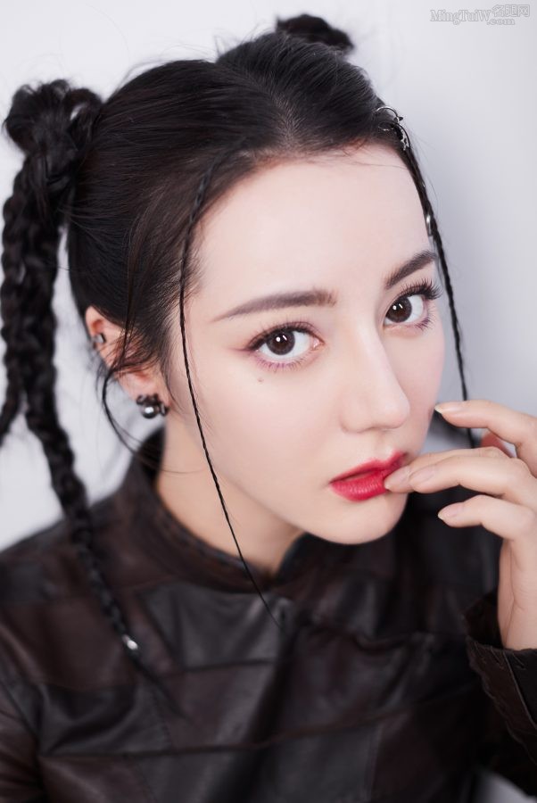 迪丽热巴编发小辫子造型美腿穿长皮靴很顶了(7/11)