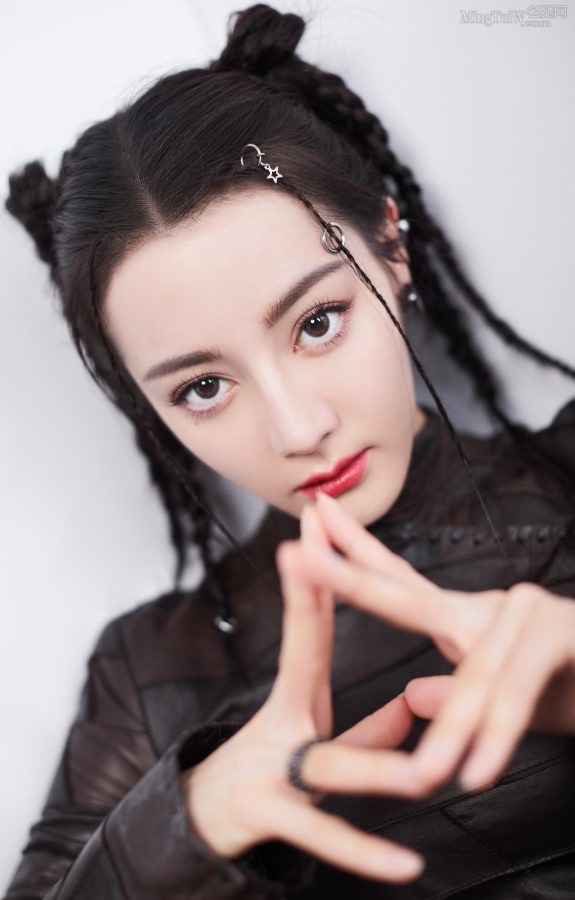 迪丽热巴编发小辫子造型美腿穿长皮靴很顶了(8/11)