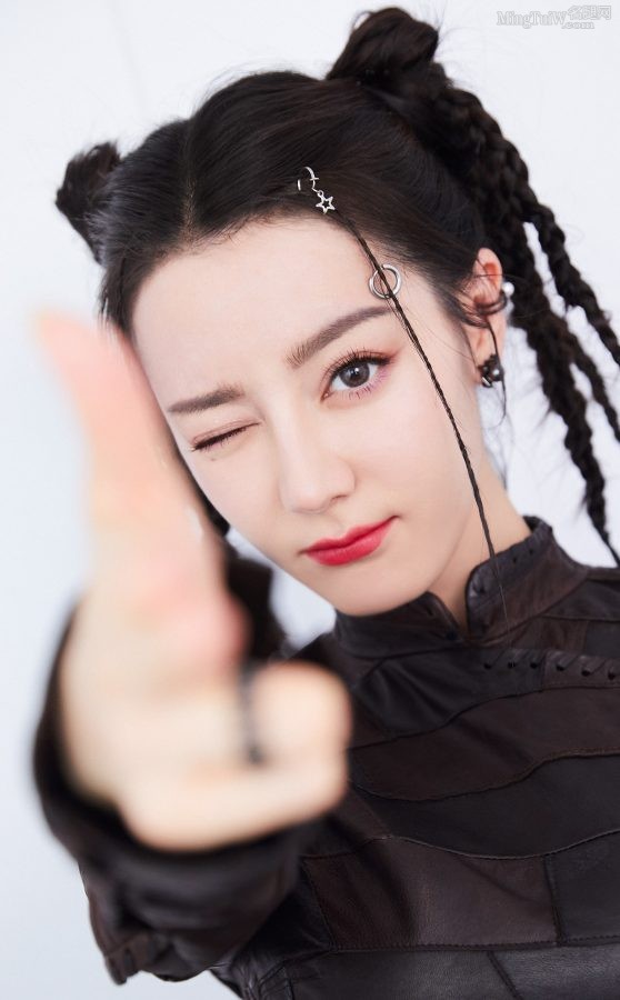 迪丽热巴编发小辫子造型美腿穿长皮靴很顶了(9/11)