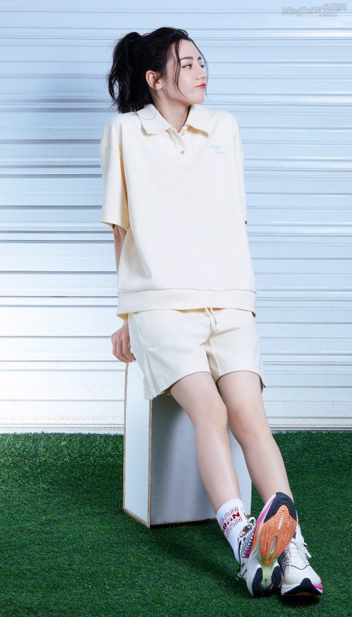 运动鞋元气美少女迪丽热巴美腿修长有光泽(3/11)