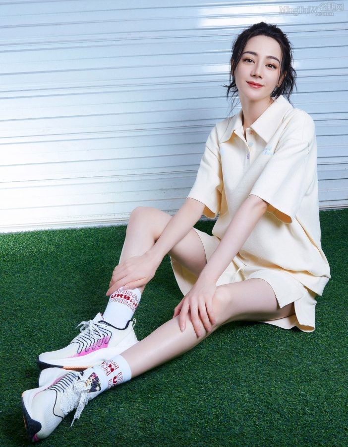 运动鞋元气美少女迪丽热巴美腿修长有光泽(4/11)