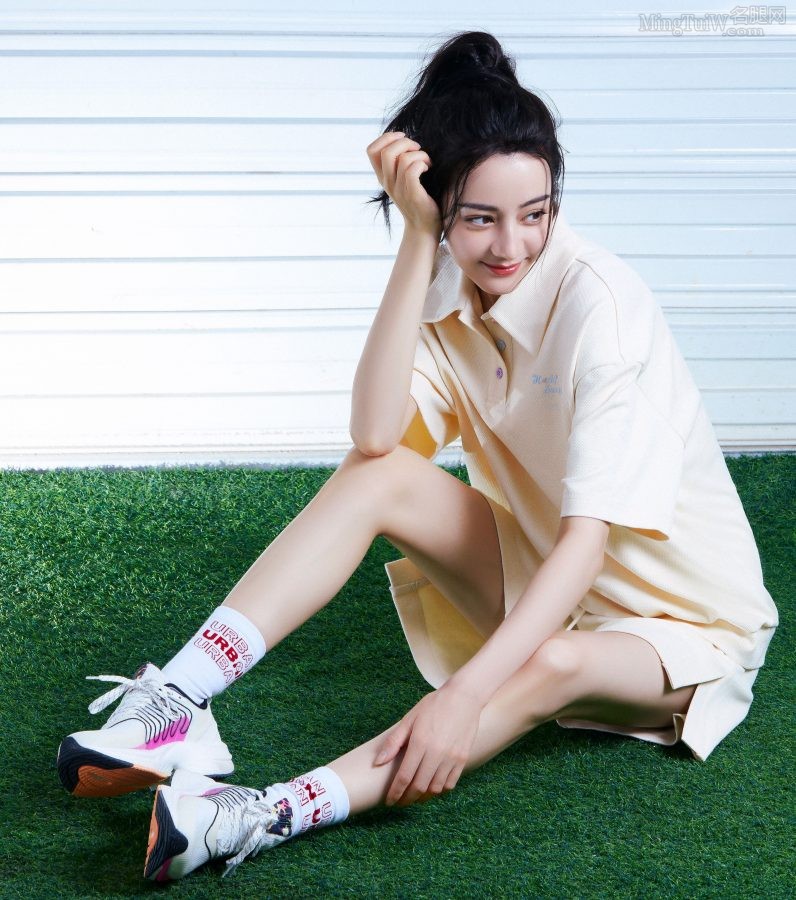 运动鞋元气美少女迪丽热巴美腿修长有光泽(5/11)