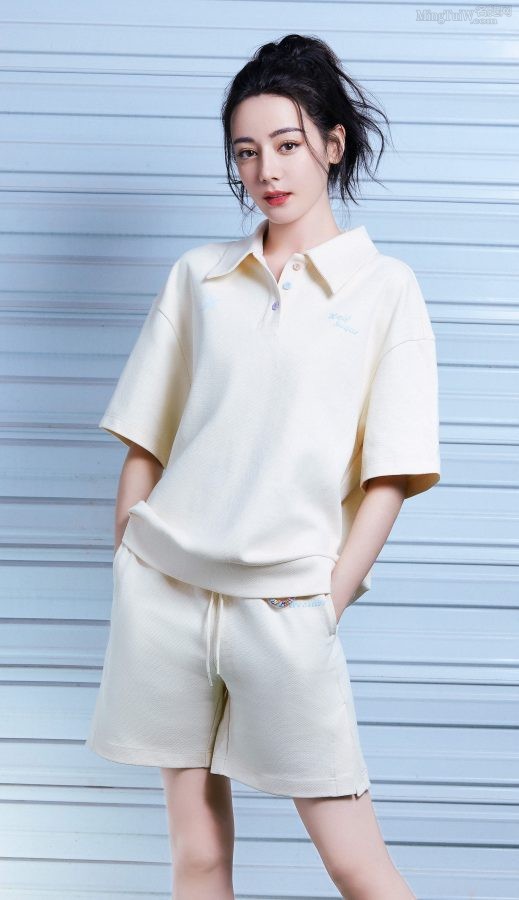 运动鞋元气美少女迪丽热巴美腿修长有光泽(8/11)