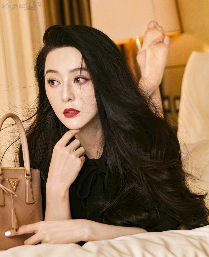 Beautiful actress Fan Bingbing lies on the bed and shows off her bare feet(1/2)