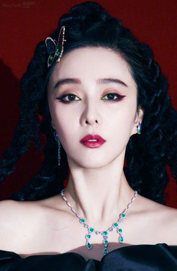 《时装LOFFICIEL》杂志范冰冰登上封面浓妆艳抹(2/3)