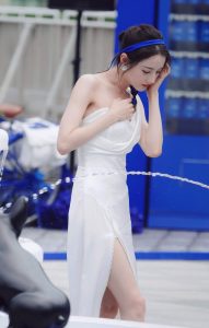 迪丽热巴一袭优雅白裙凉高跟鞋内玉足很完美
