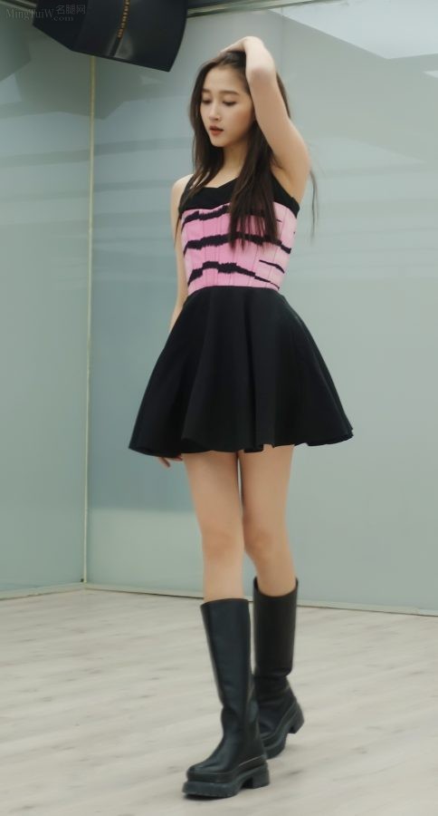 甜心儿少女关晓彤美腿皮靴活力满满(6/7)