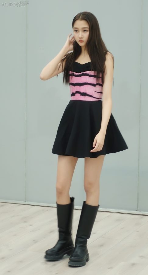 甜心儿少女关晓彤美腿皮靴活力满满(7/7)