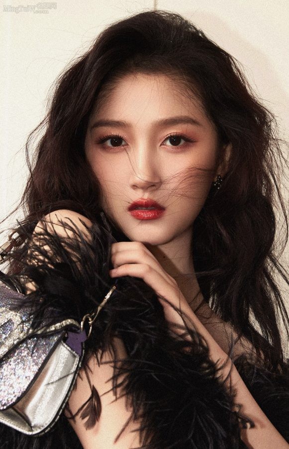 女明星关晓彤穿黑羽毛超短裙美腿修长(3/4)