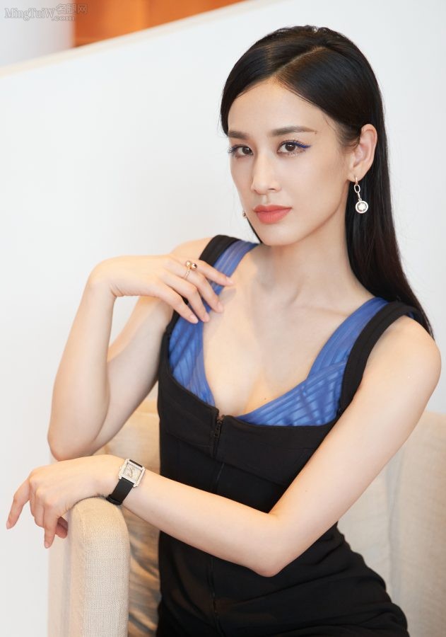 美女明星黄圣依美足穿高跟鞋人美沟白(2/7)
