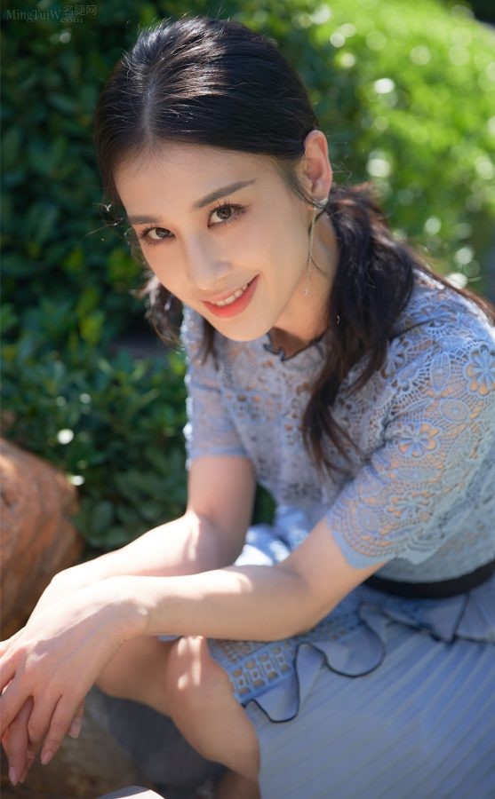黄圣依台上玉足穿一字带凉鞋唱歌表演美腿抢镜(3/4)