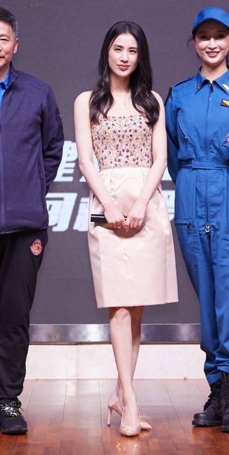 Elegant actress Huang Shengyi appeared at the movie conference with beautiful legs and high heels(2/6)