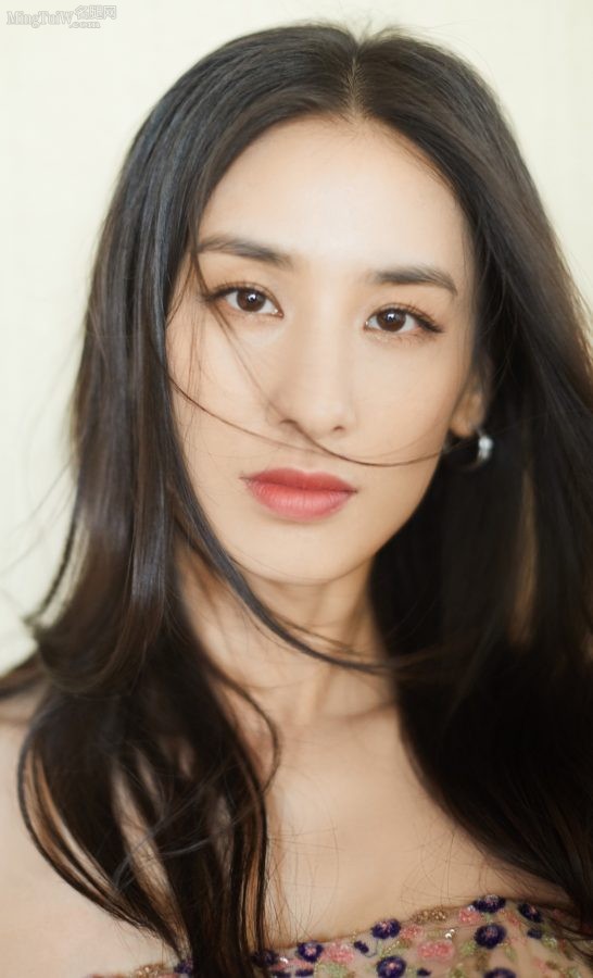 气质女星黄圣依美腿高跟亮相电影发布会(5/6)