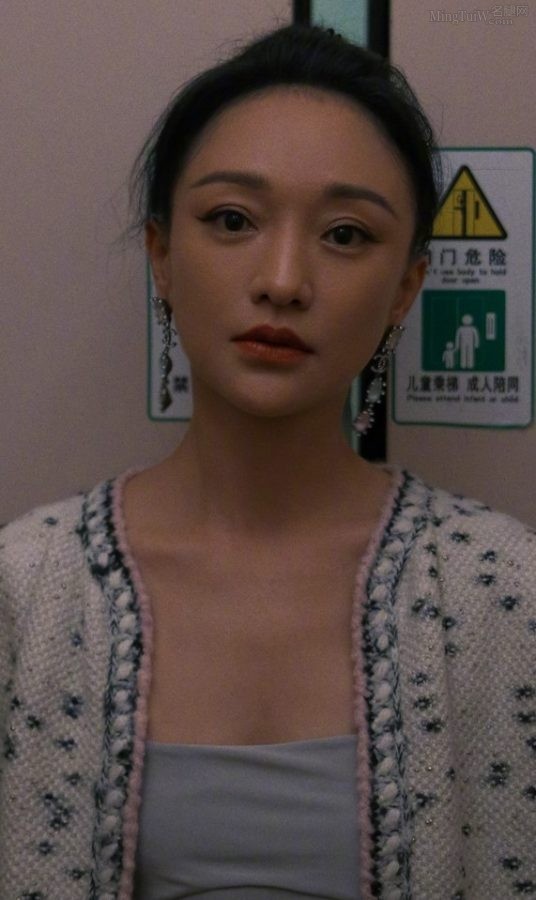 周迅穿紧身打底裤低胸装妩媚(6/6)