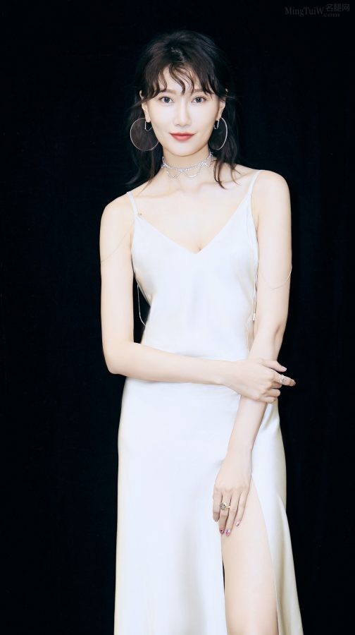 李斯羽身穿吊带低胸裙美沟玉臂长腿迷人(3/7)