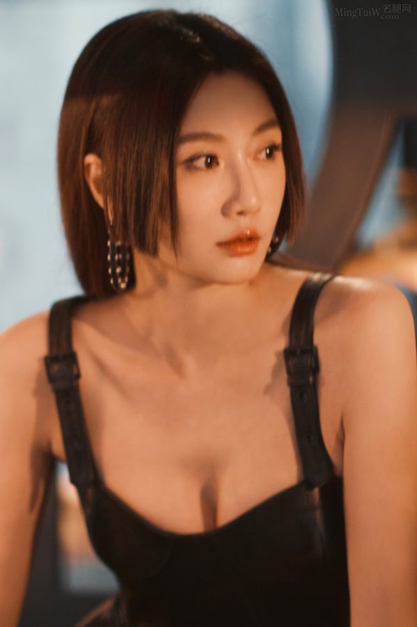 李斯羽身穿小黑皮裙大秀事业线(7/8)