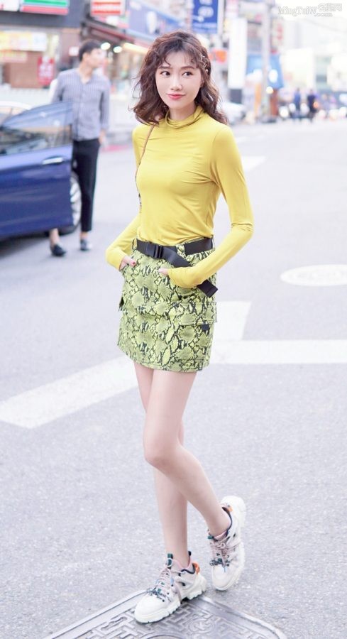 李斯羽美腿修长纤细穿运动鞋外拍美照(4/6)