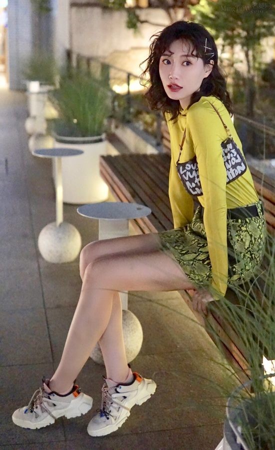 李斯羽美腿修长纤细穿运动鞋外拍美照(5/6)