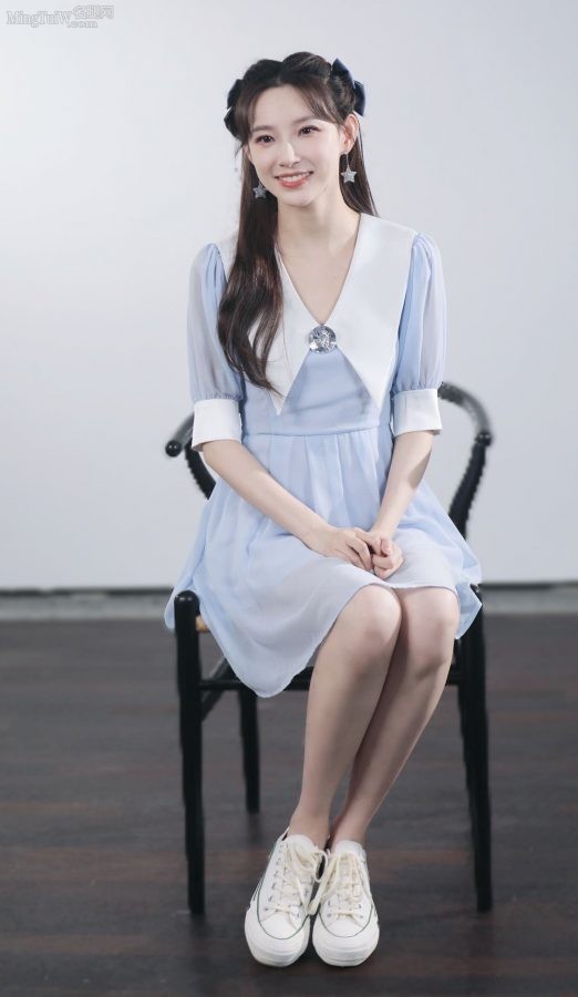 女主持人马凡舒穿蓝裙玉腿白皙气质清纯(1/3)