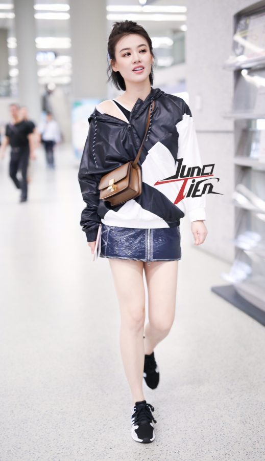 Female star Ma Sichun goes out wearing a miniskirt to reveal her beautiful white legs(1/3)