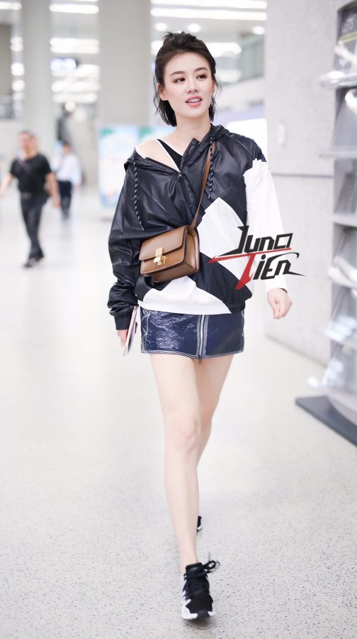 Female star Ma Sichun goes out wearing a miniskirt to reveal her beautiful white legs(2/3)