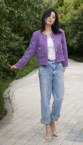 马思纯紫色上衣牛仔裤玉脚穿高跟凉鞋在公园拍照片