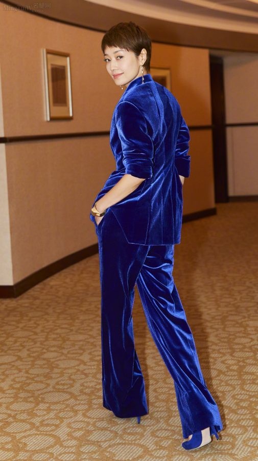Ma Yili wears a blue suede suit and blue high heels with short hair and refreshing style(2/4)