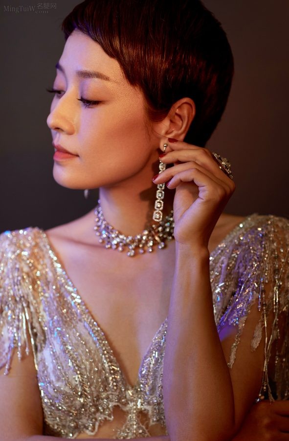 马伊琍身着深V露背包臀礼服女人味儿满分(5/11)