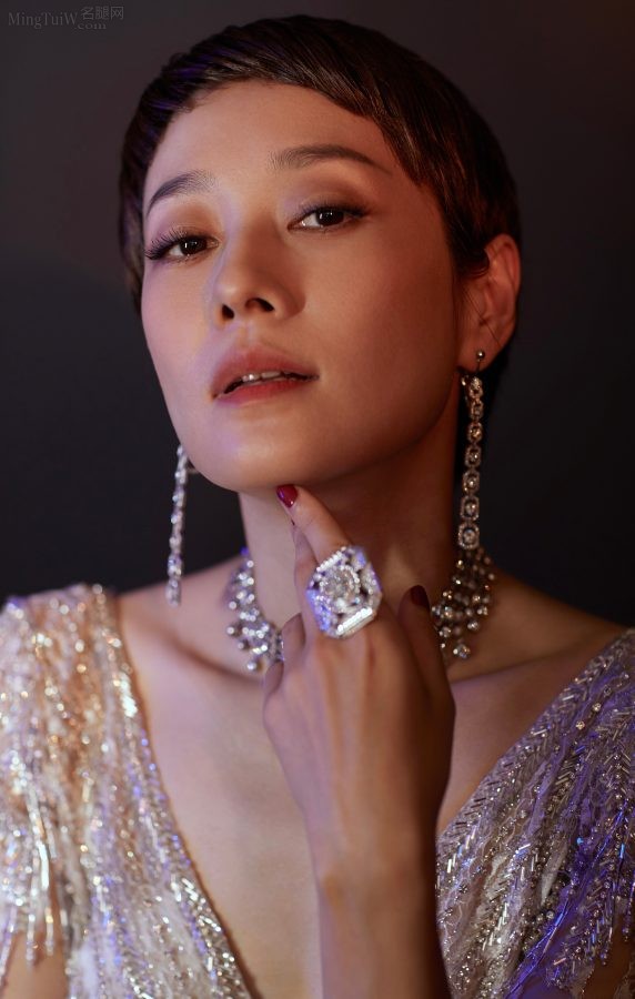 马伊琍身着深V露背包臀礼服女人味儿满分(6/11)