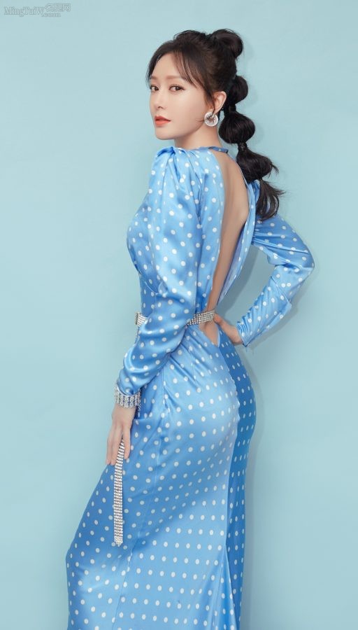 女明星秦岚身着蓝色白点长裙，不漏腿但玉背和翘臀真好看(2/10)