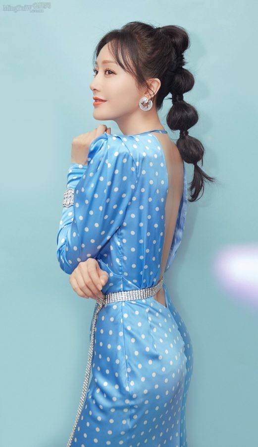 女明星秦岚身着蓝色白点长裙，不漏腿但玉背和翘臀真好看(3/10)