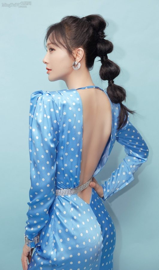 女明星秦岚身着蓝色白点长裙，不漏腿但玉背和翘臀真好看(4/10)