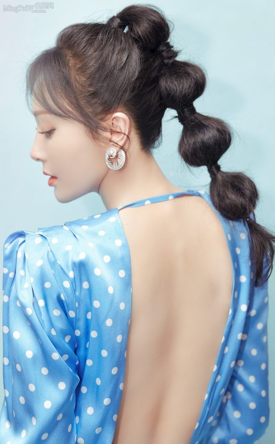 女明星秦岚身着蓝色白点长裙，不漏腿但玉背和翘臀真好看(6/10)