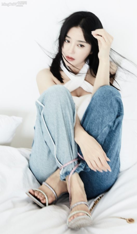 女明星秦岚时尚写真展示华丽美腿(4/6)