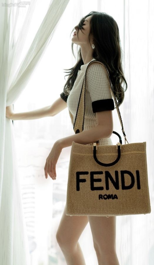 沈梦辰身着FENDI系列女装美腿修长(3/6)