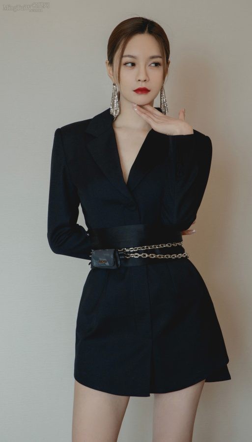 Shen Mengchen has beautiful legs in a black suit, slender legs and cool temperament in long leather boots(2/3)