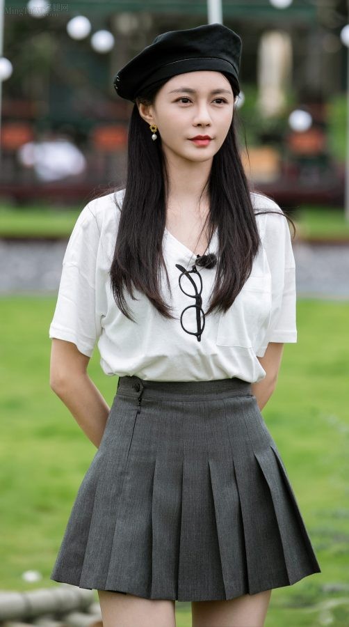 沈梦辰戴贝雷帽配清纯百褶裙，美腿穿棉筒袜录制《中国婚礼——我的女儿出嫁了》(2/4)