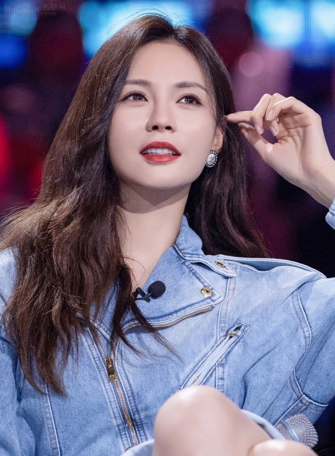 女主持人沈梦辰穿牛仔短裙长皮靴录制《拳力以赴的我们》(3/6)