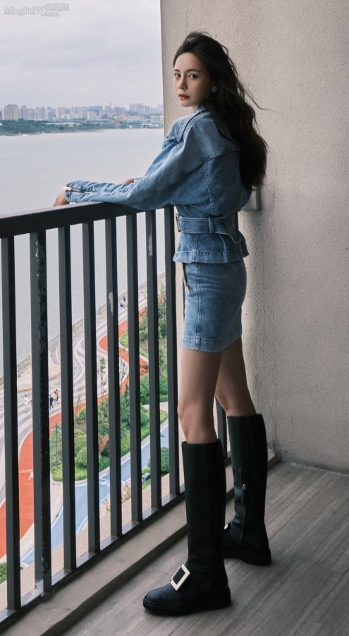 女主持人沈梦辰穿牛仔短裙长皮靴录制《拳力以赴的我们》(6/6)
