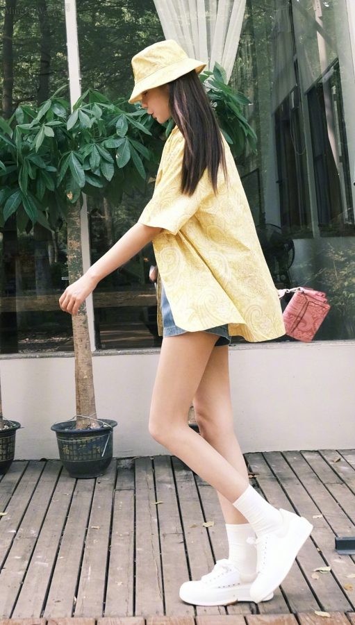 沈梦辰超热牛仔短裤显露出那么好看的两条大长腿(3/3)
